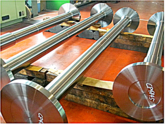 [Lay (intermediate) shafts and propeller shafts for Ship] Long lathe processing and machining process