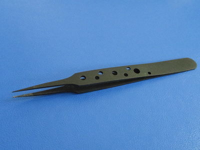 Nonslip-coating for precision tweezers